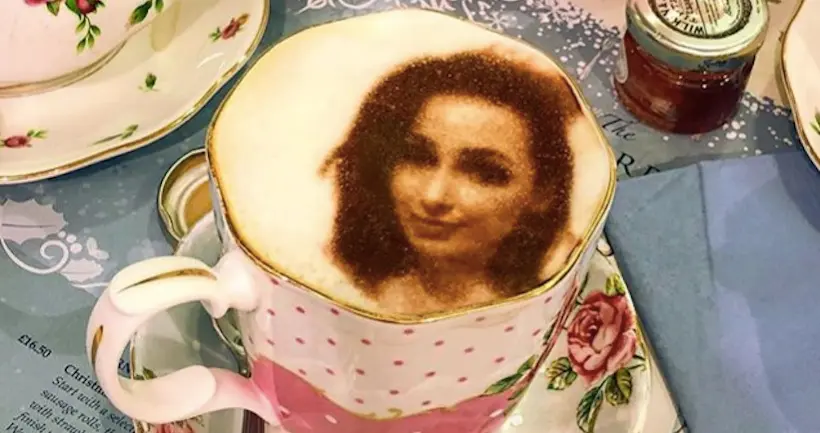 Le “selficcino”, la nouvelle tendance kitschissime qui allie selfie et café