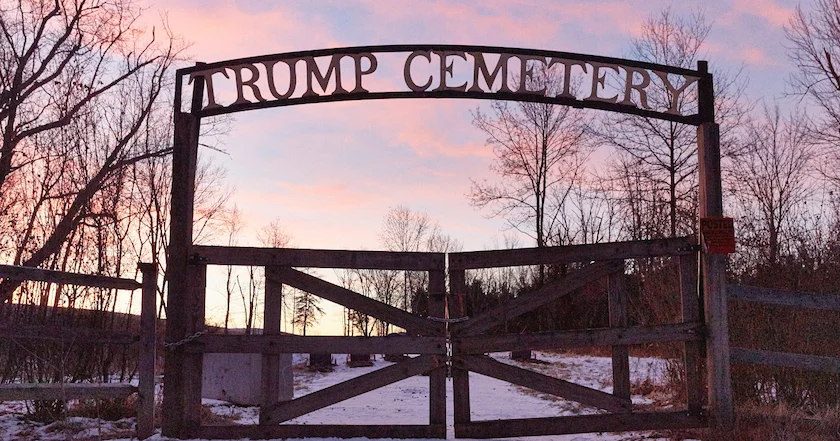 Un collectif d’artistes crée un cimetière dédié à tout ce que Trump a détruit en 2017