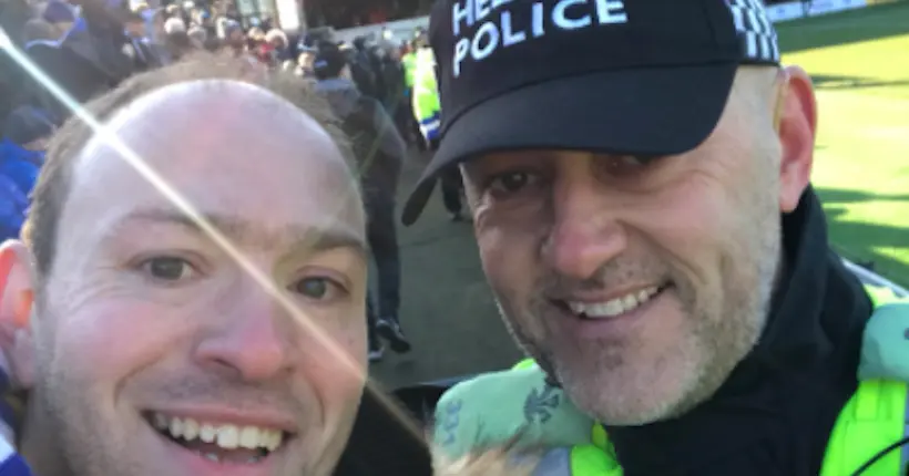 Vidéo : en Angleterre, un policier lance des chants avec les supporters en tribunes