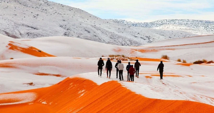 En images : la beauté des dunes enneigées du désert algérien