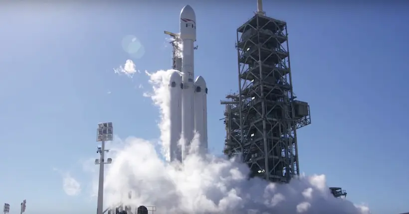 Vidéo : le Falcon Heavy de SpaceX réussit enfin sa mise à feu statique