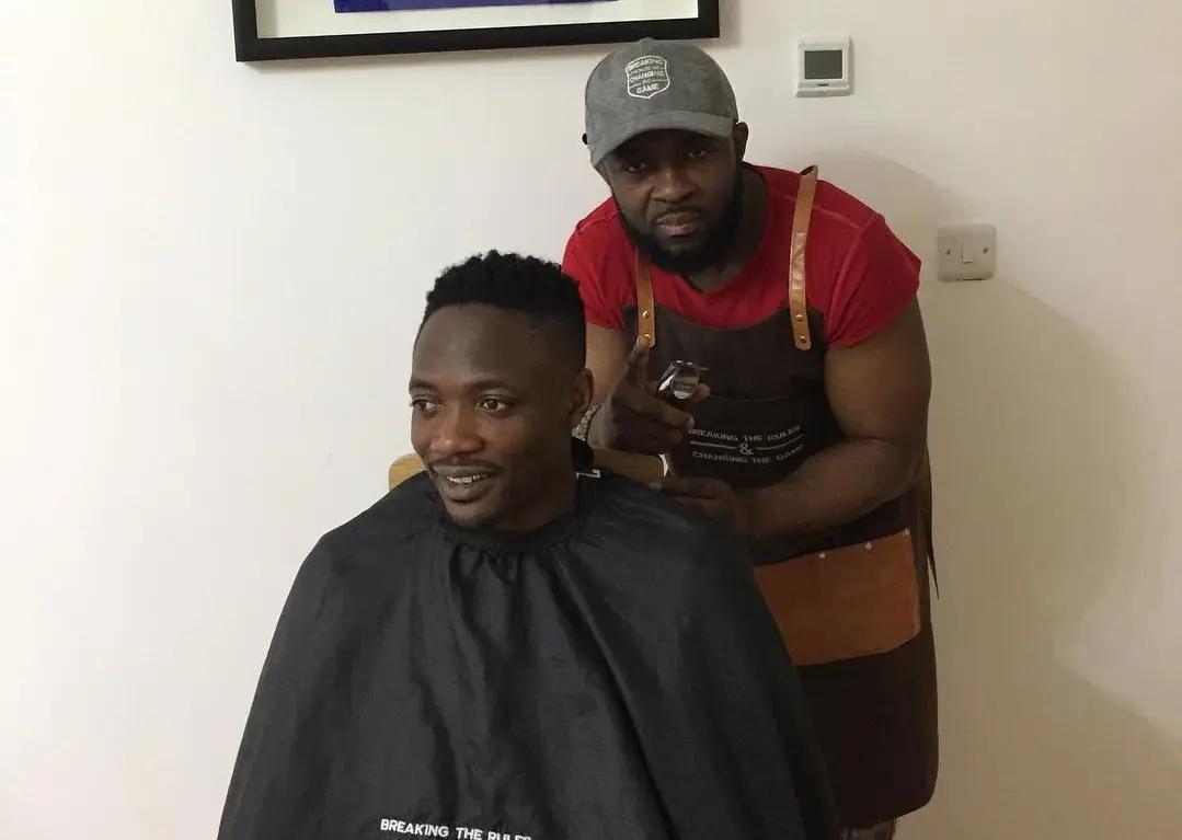 Nikky Okyere, le “barber” ghanéen devenu le coiffeur préféré des stars africaines de Premier League