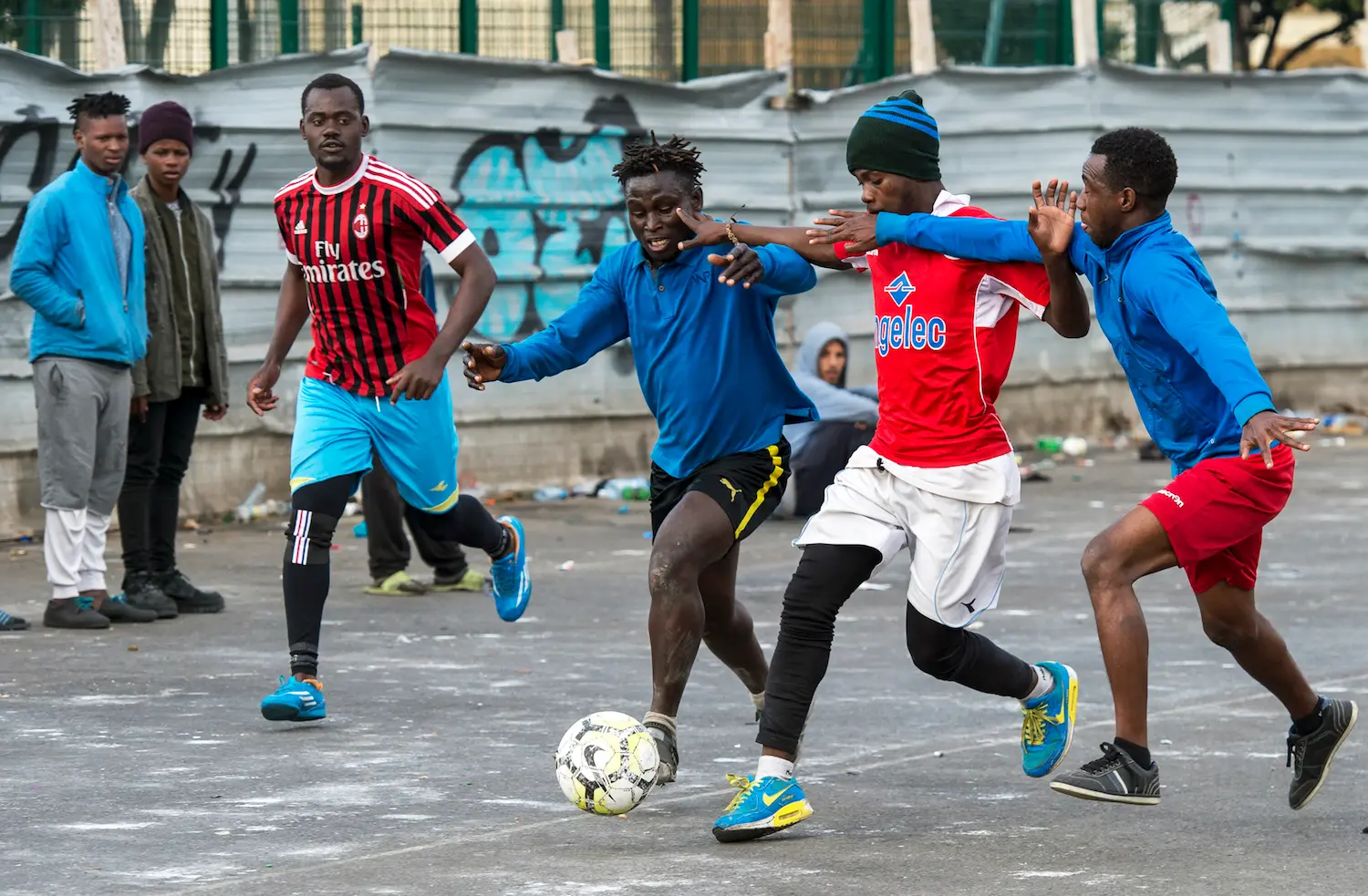 “En Afrique, les jeunes sont esclaves de leurs propres rêves” : entretien avec Christophe Gleizes, coauteur de Magique système