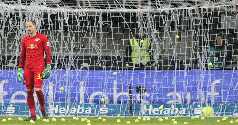 Vidéo : pour protester contre les matches le lundi, les fans de Francfort ont jeté des balles de tennis sur la pelouse