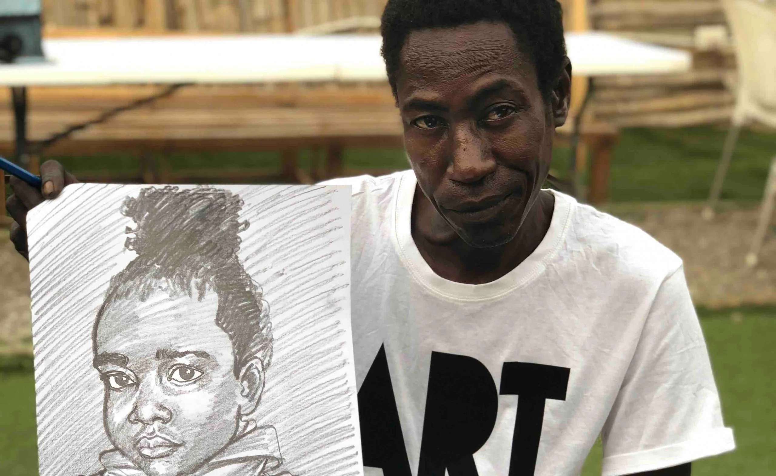 Grâce aux internautes, ce portraitiste de rue va changer de vie