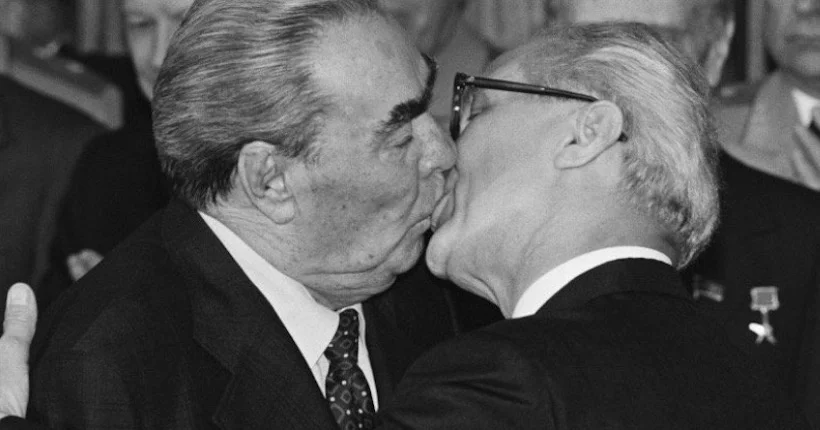 En images : retour sur des baisers très politiques