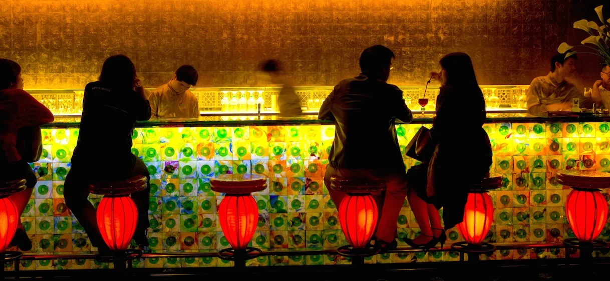 Pékin : la police limite à 10 personnes le nombre d’étrangers dans les bars