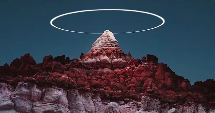 De mystérieux halos lumineux au-dessus de roches nous plongent dans un monde de science-fiction