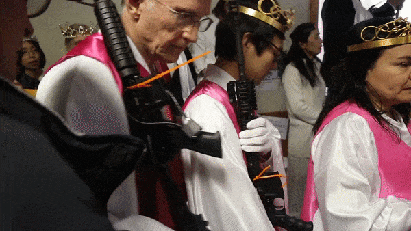 Vidéo : dans une église aux États-Unis, on célèbre la messe les armes à la main