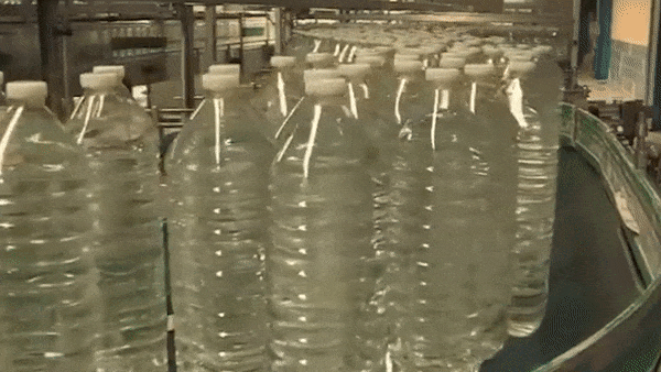 Vidéo : de l’eau en bouteille contaminée par des particules de plastique