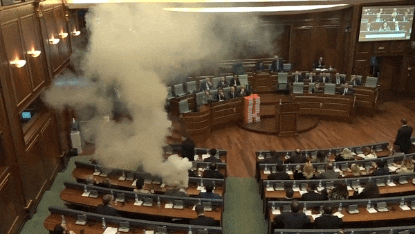 Vidéo : au Kosovo, un député allume un fumigène en plein débat parlementaire
