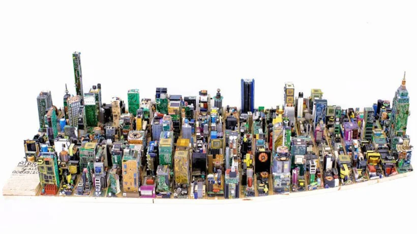 Vidéo : il construit un mini-Manhattan avec de l’électronique recyclé