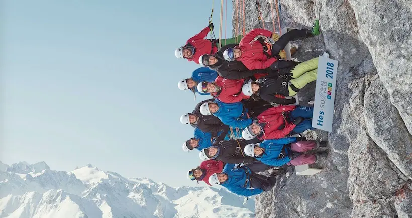 Des étudiants ont pris “la plus haute photo de classe” à flanc de montagne dans les Alpes