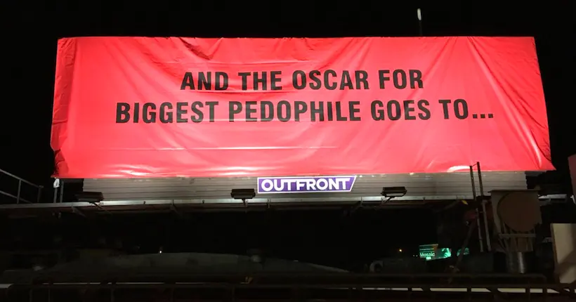 Un street-artist détourne Three Billboards pour dénoncer la pédophilie à Hollywood