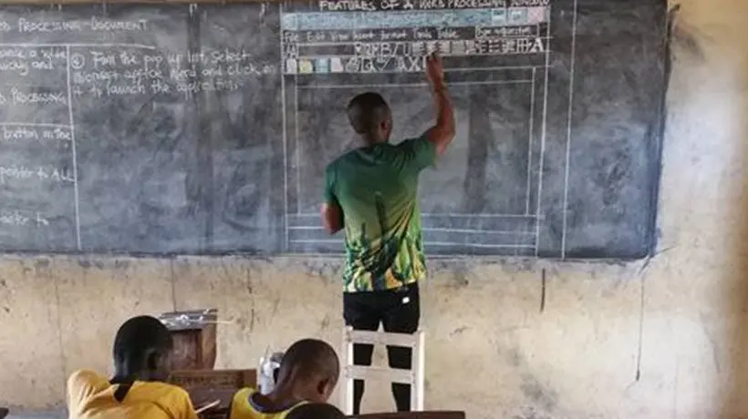 Le professeur qui dessinait Word sur un tableau pour ses élèves