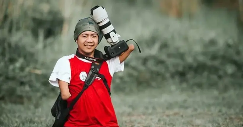 L’histoire inspirante du photographe Achmad Zulkarnain, né sans avant-bras ni jambes