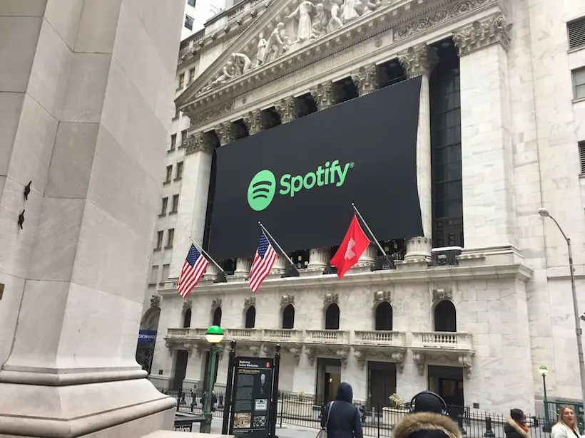 Voilà pourquoi un drapeau suisse s’est retrouvé à Wall Street au lancement de Spotify
