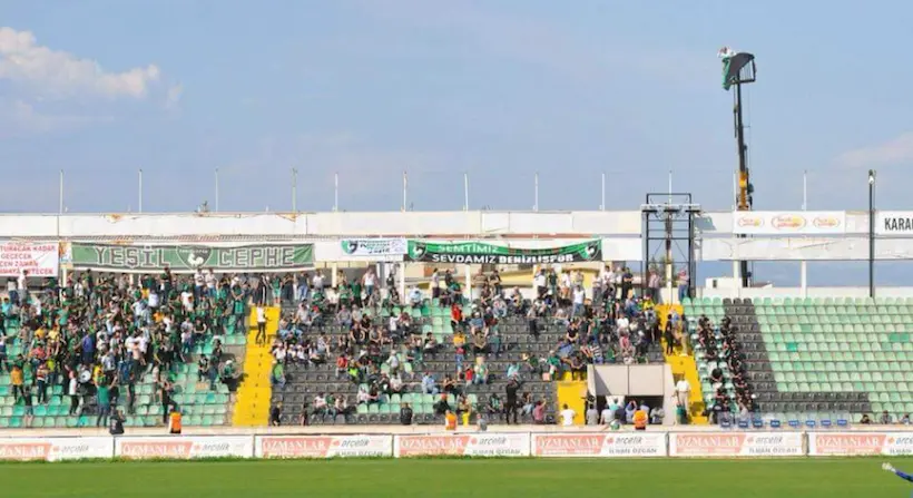En Turquie, un supporter interdit de stade a loué une grue pour voir le match de son équipe