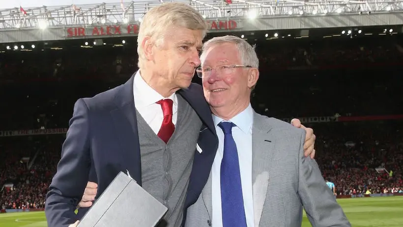 Vidéo : l’ovation d’Old Trafford et le trophée remis par Alex Ferguson à Arsène Wenger avant son départ d’Arsenal