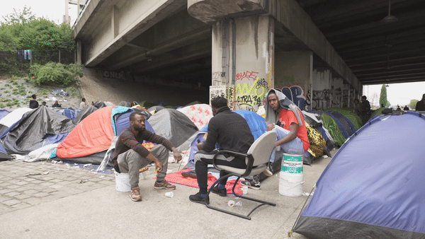 “C’est un calvaire total” : reportage dans le camp de migrants de la Villette, à Paris