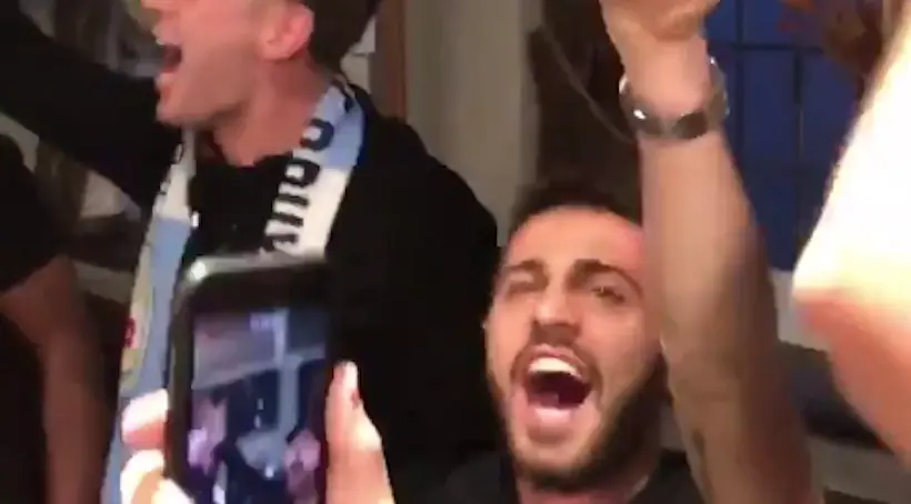 Vidéo : Kompany et des joueurs de City ont fêté le titre de champion dans un pub avec des fans