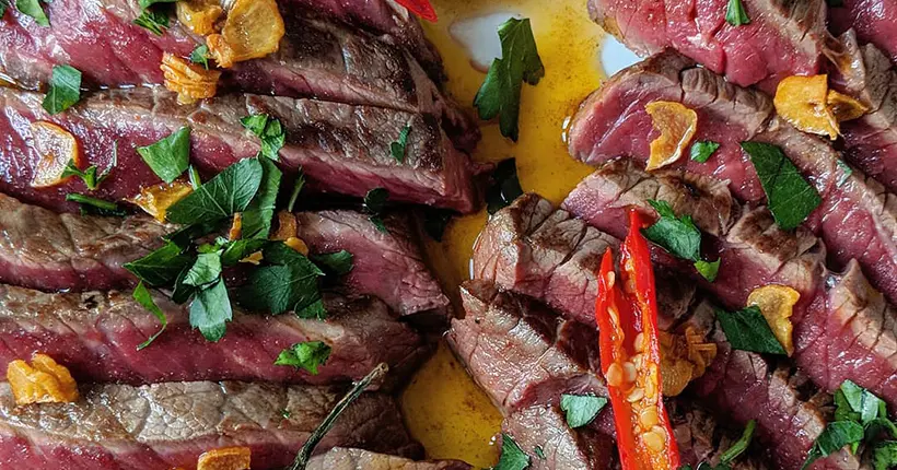 Tuto : ail, piment et huile d’olive pour réveiller votre steak