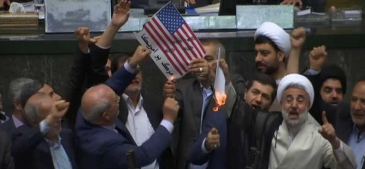Iran : des députés protestent contre Trump en brûlant un drapeau américain en plein Parlement