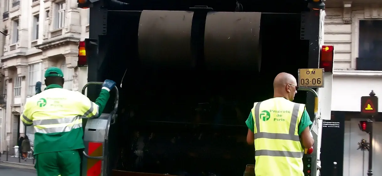 Des syndicalistes volent un camion poubelle pour déverser son contenu devant le siège LREM