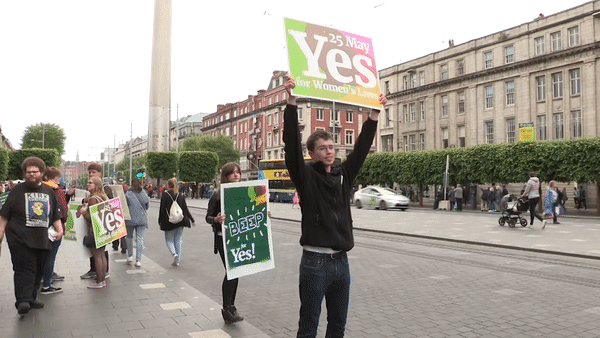 “Si le ‘non’ l’emporte, je quitterai le pays” : Jour J pour le droit à l’avortement en Irlande