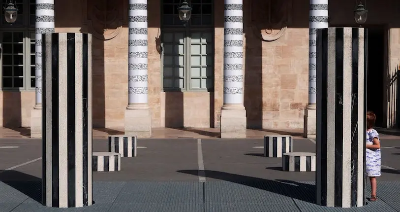 À la demande de l’artiste Daniel Buren, une œuvre de street art faisant face à ses colonnes a été retirée