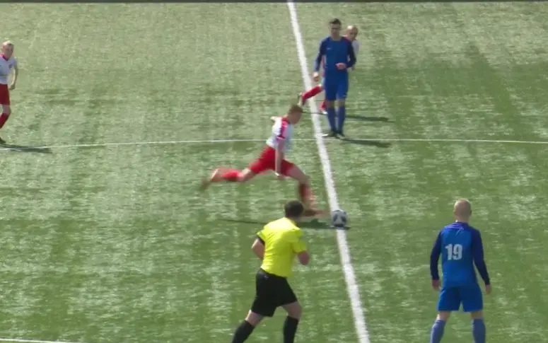 Vidéo : en U14, un joueur marque un but en une touche dès le coup d’envoi