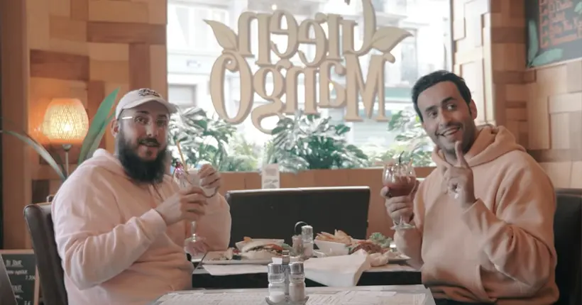 Vidéo : quand Caballero invite Jonathan Cohen à déguster un gigantesque burger