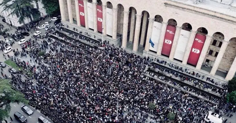 En Géorgie, la jeunesse défend ses clubs en dansant sous les fenêtres du Parlement