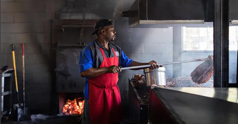 Vidéo : la cuisson d’un porc entier chez la légende du BBQ Rodney Scott