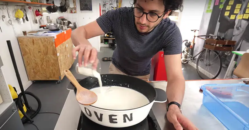 Vidéo : French Guy Cooking se lance dans une nouvelle aventure, fabriquer de la mozzarella chez soi