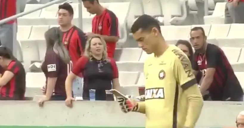 Vidéo : en plein match, un gardien utilise son téléphone dans le plus grand des calmes