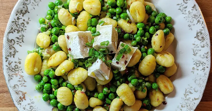 Tuto : gnocchis, oignons nouveaux et petits pois frais pour une assiette qui respire le printemps