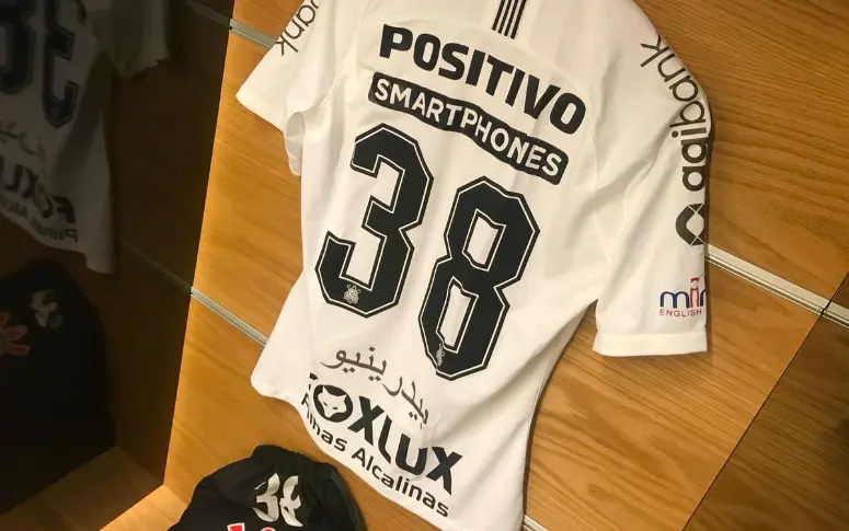 Pour soutenir les réfugiés syriens, les Corinthians ont sorti un maillot avec le nom des joueurs floqués en arabe