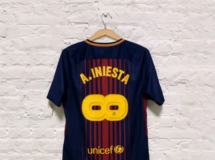 Le Barça a sorti un maillot en hommage à Iniesta sur lequel le numéro 8 devient le symbole de l’infini