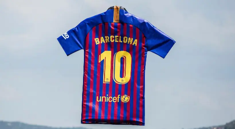 En images : le FC Barcelone dévoile son maillot domicile pour la saison prochaine
