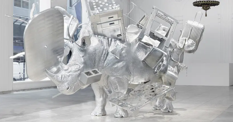 À New York, une sculpture de rhinocéros à taille réelle semble défier les lois de la gravité
