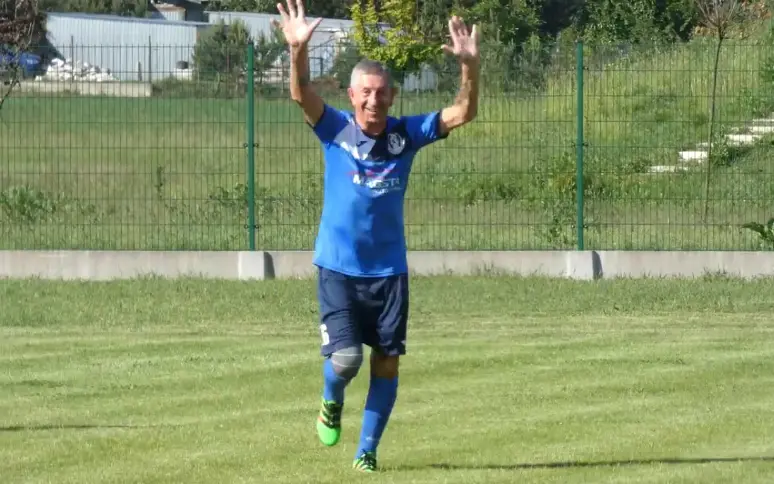 Vidéo : à 71 ans, un joueur polonais marque un but dans un match officiel