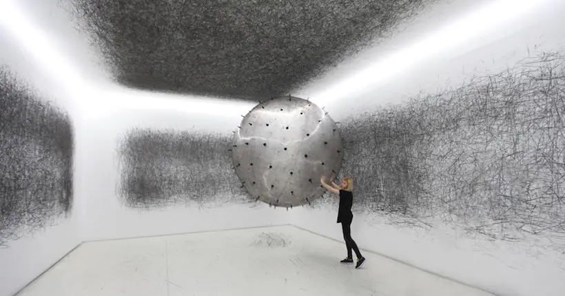 Cette installation interactive vous invite à dessiner dans une pièce avec un ballon et du charbon