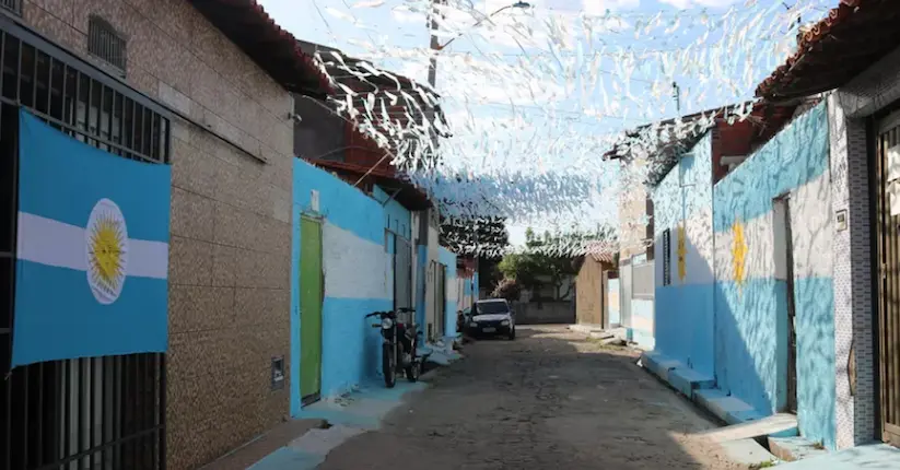Pour protester contre la situation du pays, des Brésiliens ont peint une rue aux couleurs de l’équipe d’Argentine