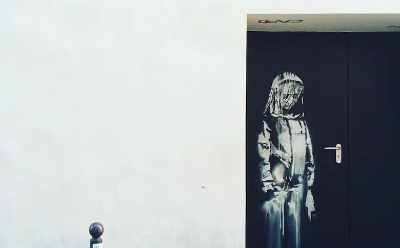 A l’arrière du Bataclan, une œuvre au visage triste attribuée à Banksy