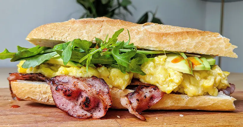 Tuto : des œufs brouillés façon cacio e pepe pour le meilleur des breakfast sandwichs