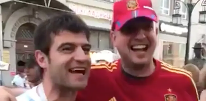 Vidéo : un supporter argentin et un fan espagnol reproduisent en chœur le commentaire du “but du siècle” de Maradona