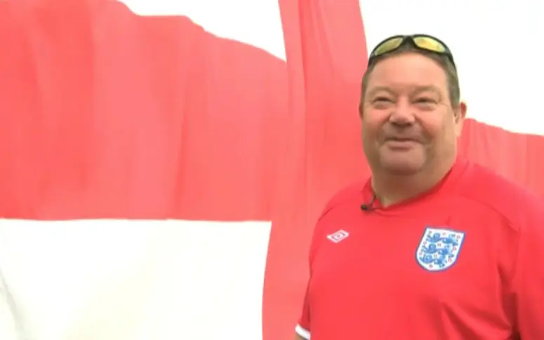 Pendant ce temps en Angleterre, un supporter a recouvert le devant de sa maison avec un drapeau géant