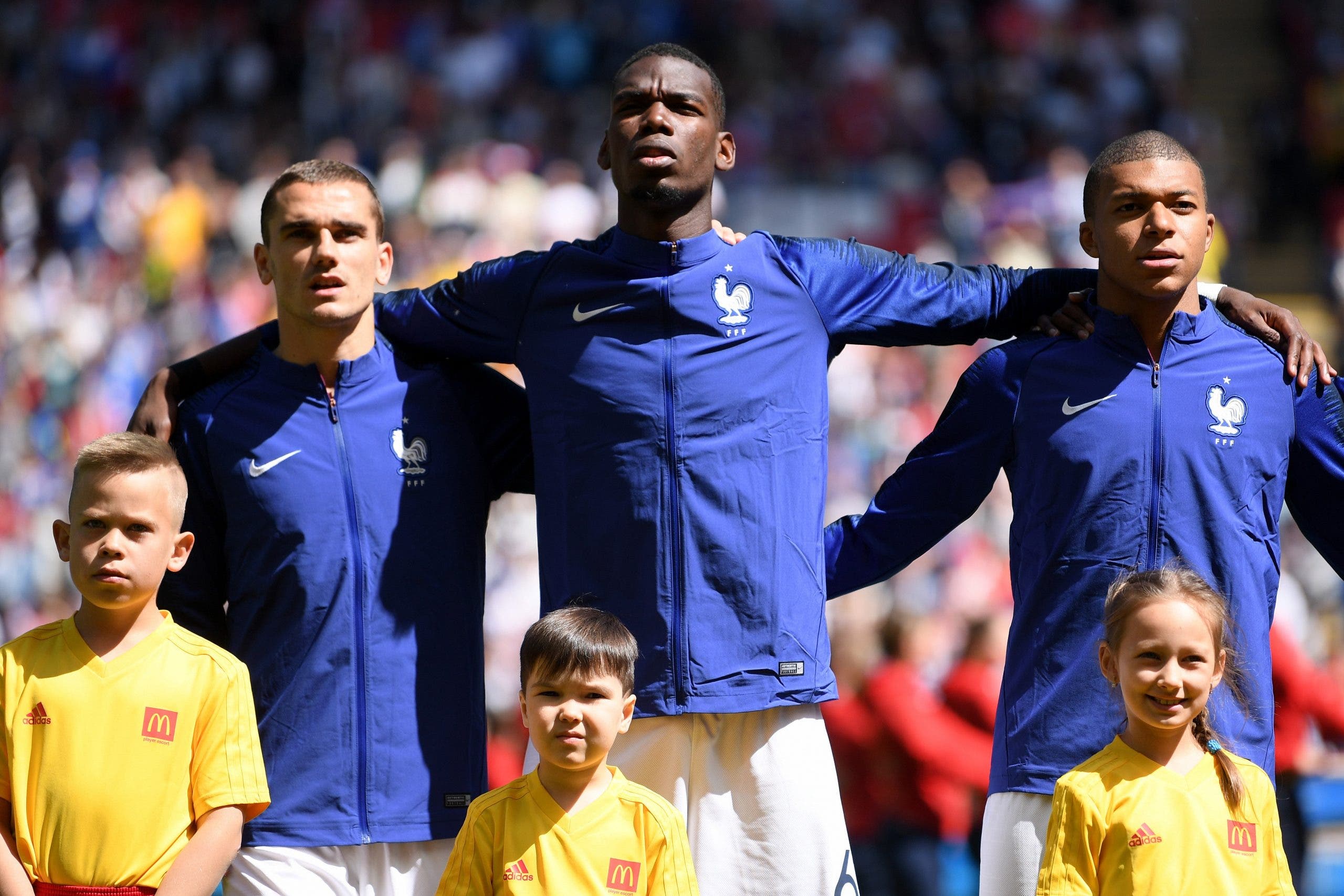 <p>KAZAN, RUSSIA &#8211; JUNE 16: (L-R) Antoine Griezmann, Paul Pogba and Kylian Mbappe of France line up prior to the 2018 FIFA World Cup Russia group C match between France and Australia at Kazan Arena on June 16, 2018 in Kazan, Russia. (Photo by Laurence Griffiths/Getty Images)</p>
