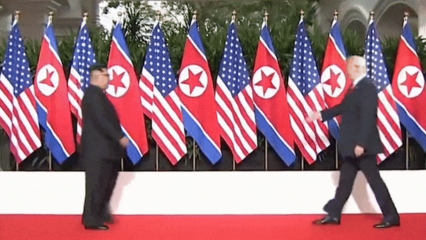 Vidéo : un détail de la rencontre entre Donald Trump et Kim Jong-un a échappé aux caméras du monde entier